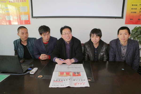 該礦綜掘一隊(duì)干部職工熱議“兩會”動態(tài) 該礦綜掘一隊(duì)干部職工熱議“兩會”動態(tài)