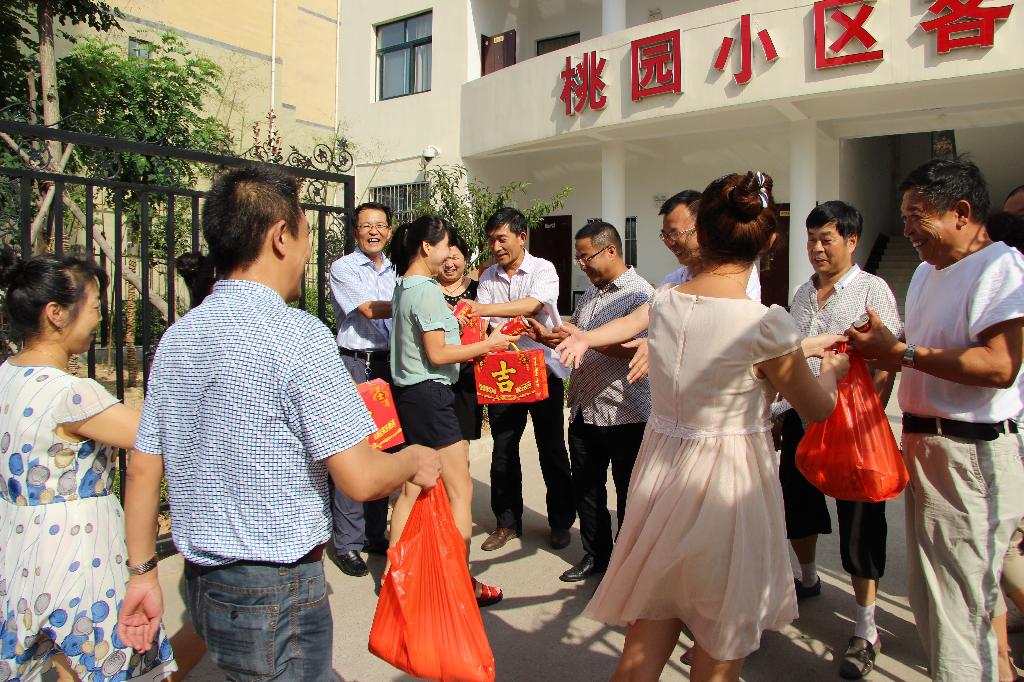 桃園社區(qū)組織團員青年開展夏季送清涼活動