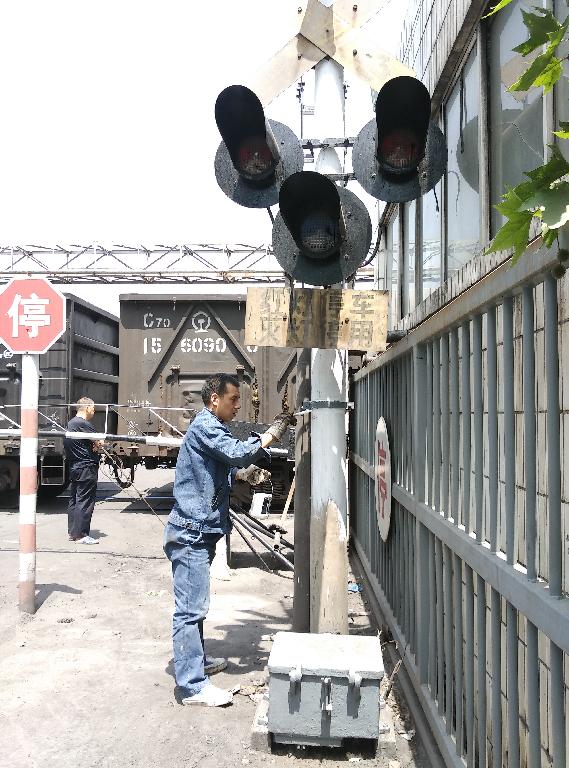 鐵運職工對渭河電廠道口信號報警器刷漆 鐵運職工對渭河電廠道口信號報警器刷漆