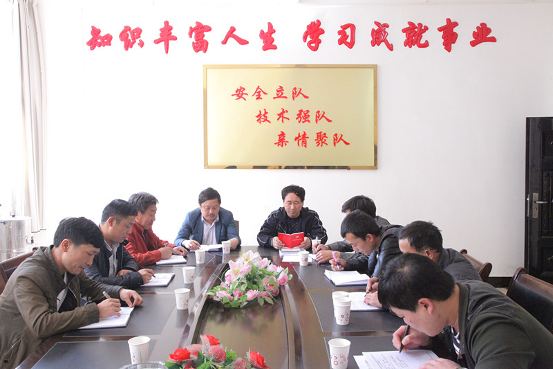 圖為該礦綜掘隊黨支部開展“兩學一做”學習討論 圖為該礦綜掘隊黨支部開展“兩學一做”學習討論