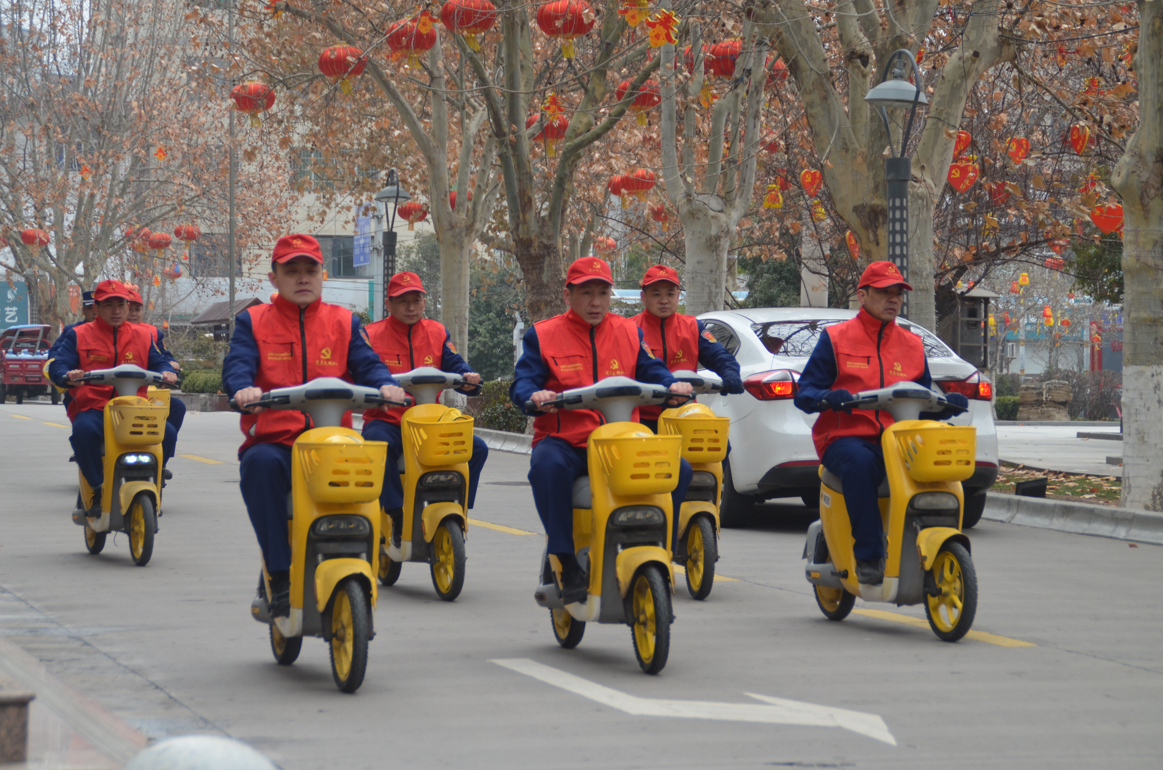 公司團委組織青年志愿者在市區(qū)宣傳綠色出行、文明出行志愿服務(wù)活動