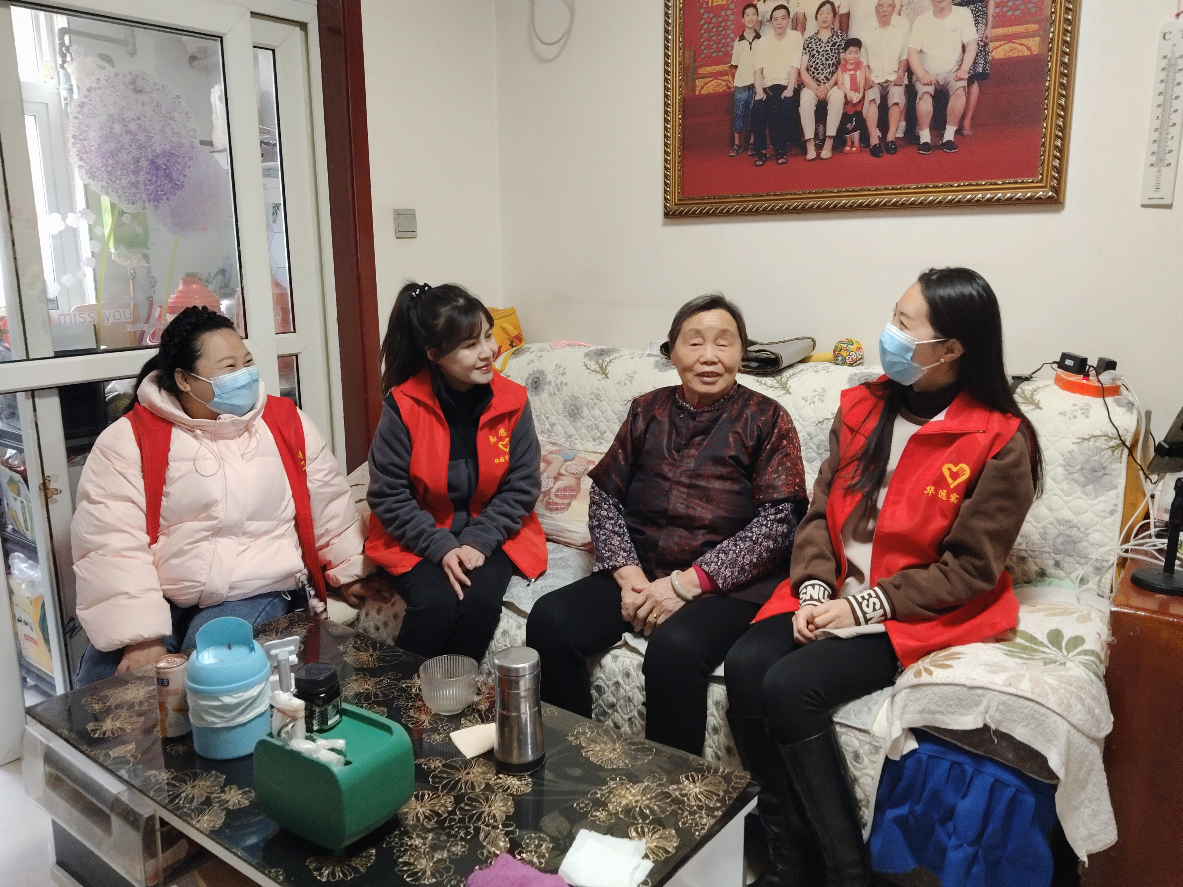 公司團委組織青年志愿者桃園小區(qū)開展關(guān)愛孤寡老人、空巢老人志愿服務(wù)活